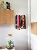 Wieszak na medale Never give up 40 cm